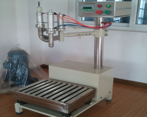 潤滑（huá）油稱重灌裝機